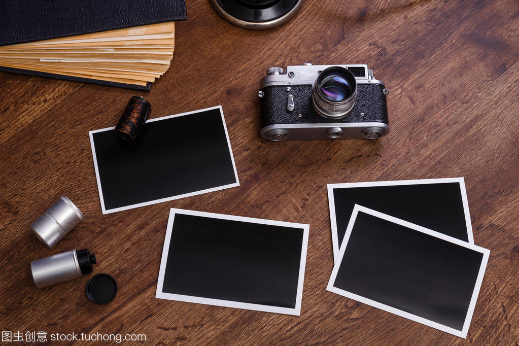 老式照片相機。空白的相框