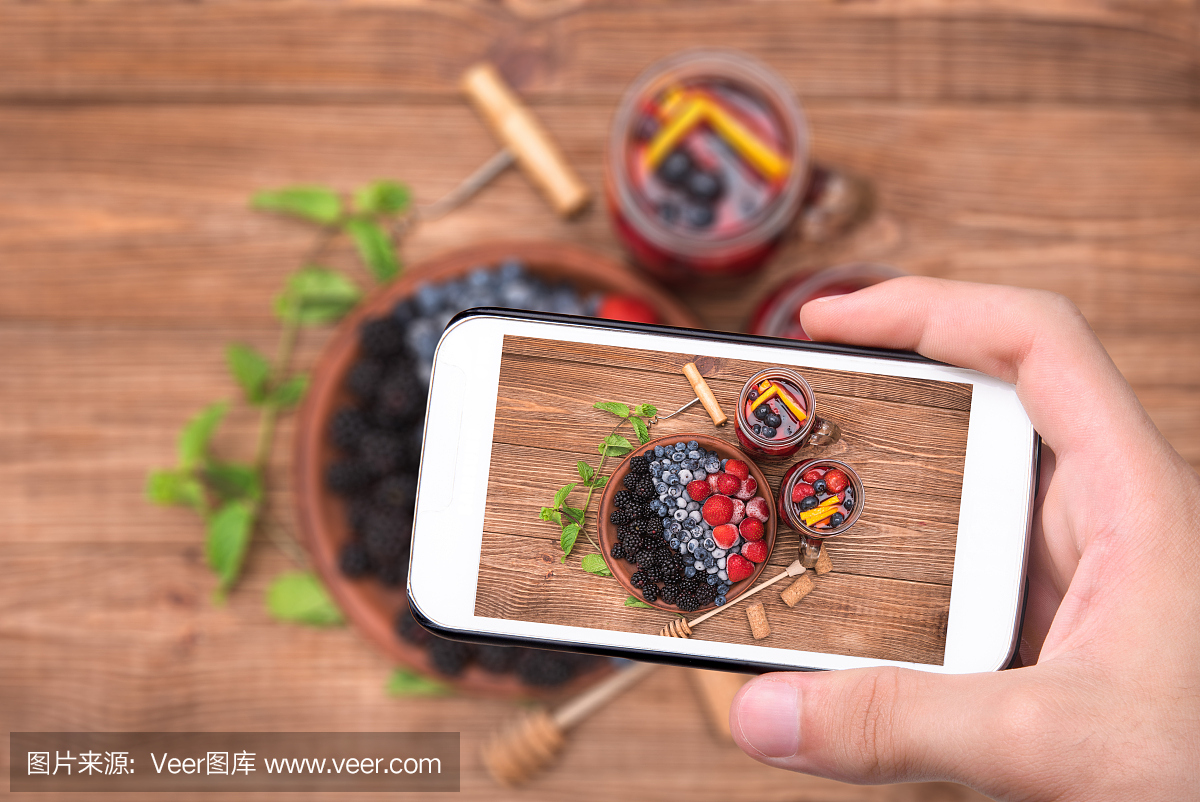 紅酒桑格利亞配新鮮漿果。